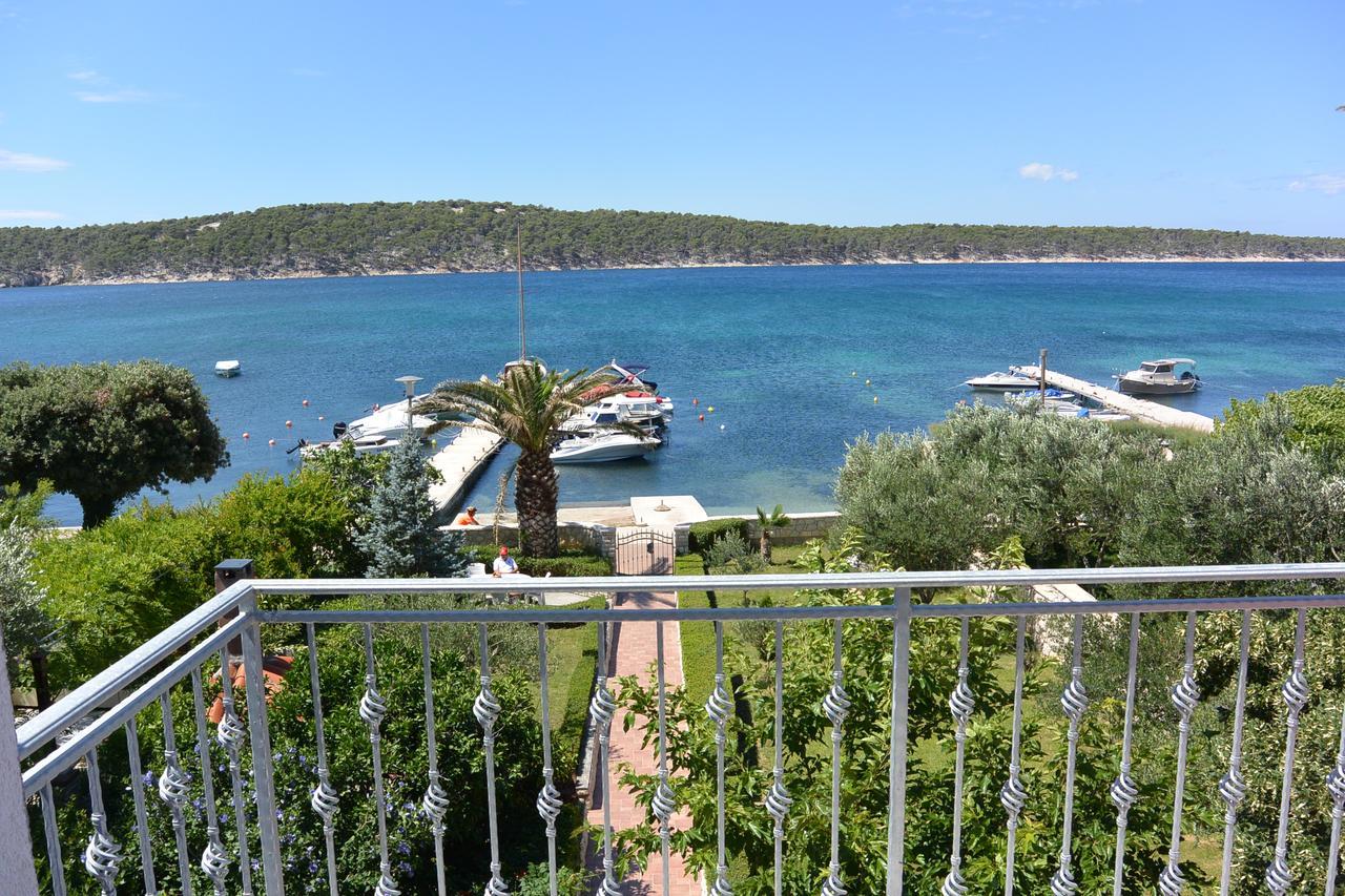 Apartments Nautica Barbat na Rabu Екстер'єр фото
